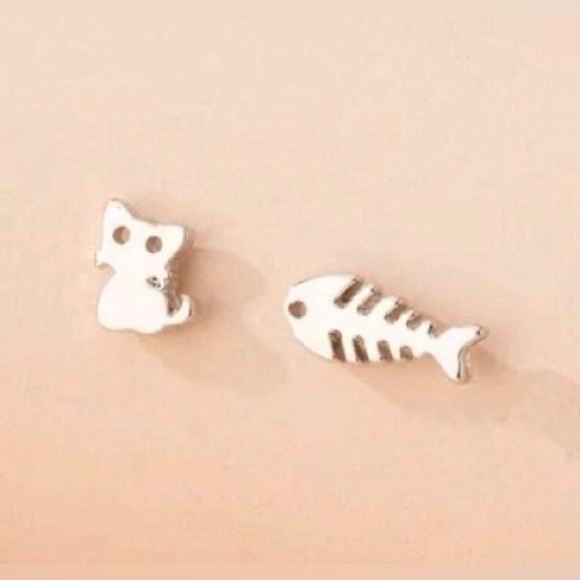 Trendy boutique Jewelry - 🦴🐱Cat & Fish Bone  Earrings NWT